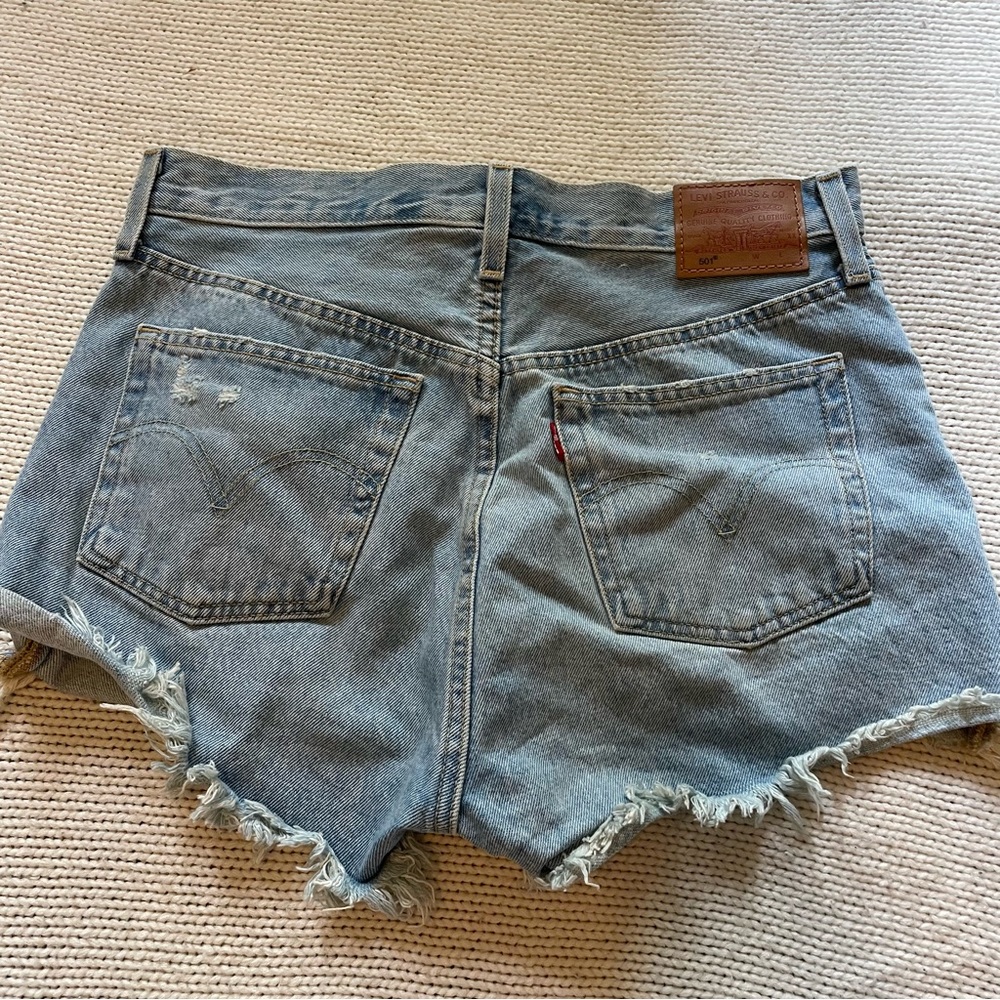 ✨SOLD✨ Levi’s 501 Mid-Rise Jean Shorts - Picture 2 of 7